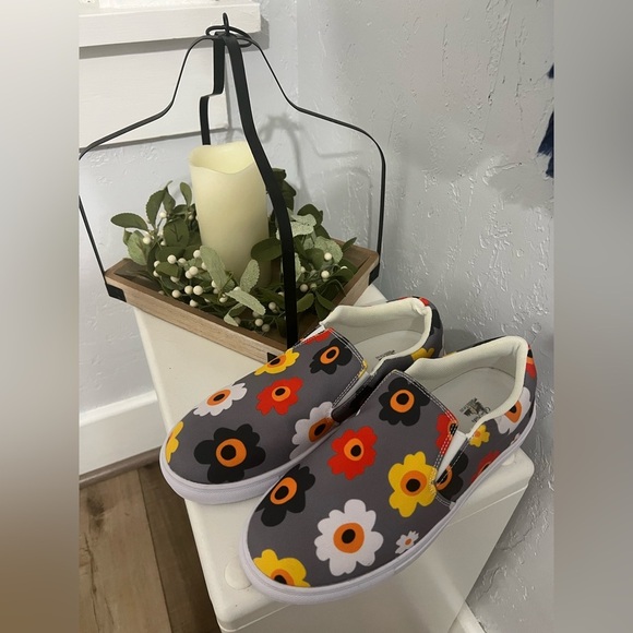 Cabin Kicks Shoes - Cabin Kicks Women’s Slip in Shoes Size 7.5